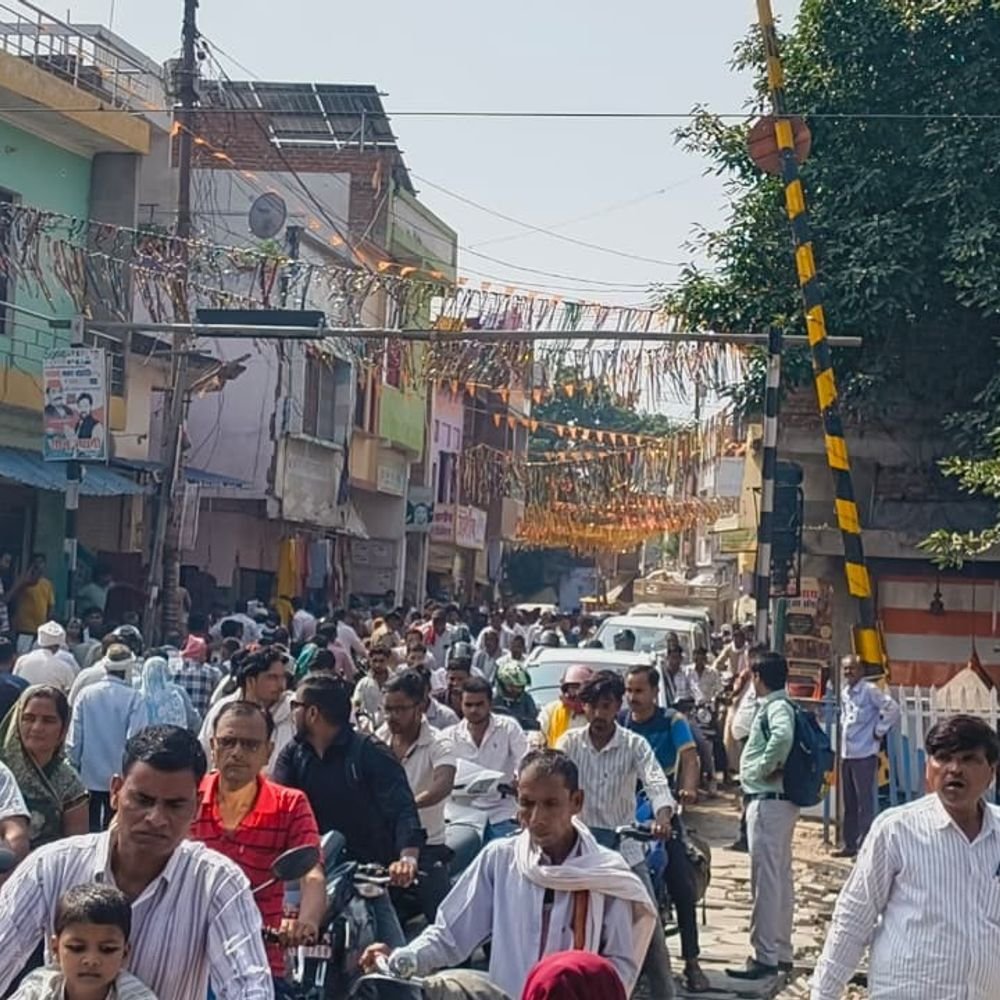 अछल्दा में डेढ़ घंटे बंद रहा रेलवे फाटक:जाम के कारण आउटर पर 15 मिनट रुकीं दो एक्सप्रेस ट्रेनें