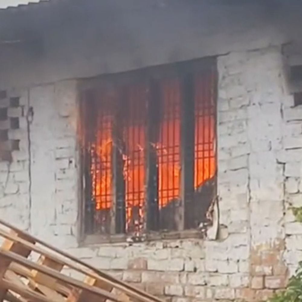 अयोध्या की बिस्कुट फैक्ट्री में लगी आग:लाखों का सामान जलकर खाक, फायर ब्रिगेड ने कड़ी मशक्कत के बाद आग पर पाया काबू