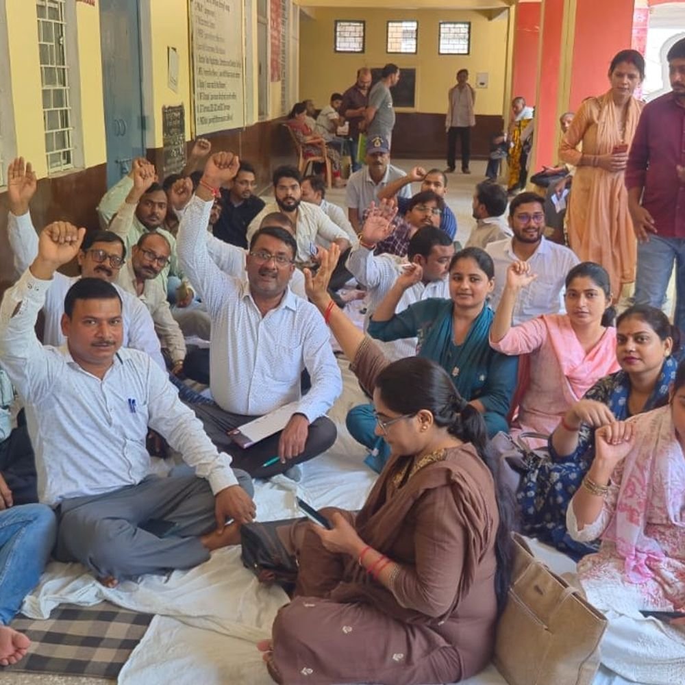 लेखपाल संघ ने 8 सूत्रीय मांगों को लेकर ज्ञापन सौंपा:उपजिलाधिकारी के माध्यम से संघ ने बहिष्कार की चेतावनी दी