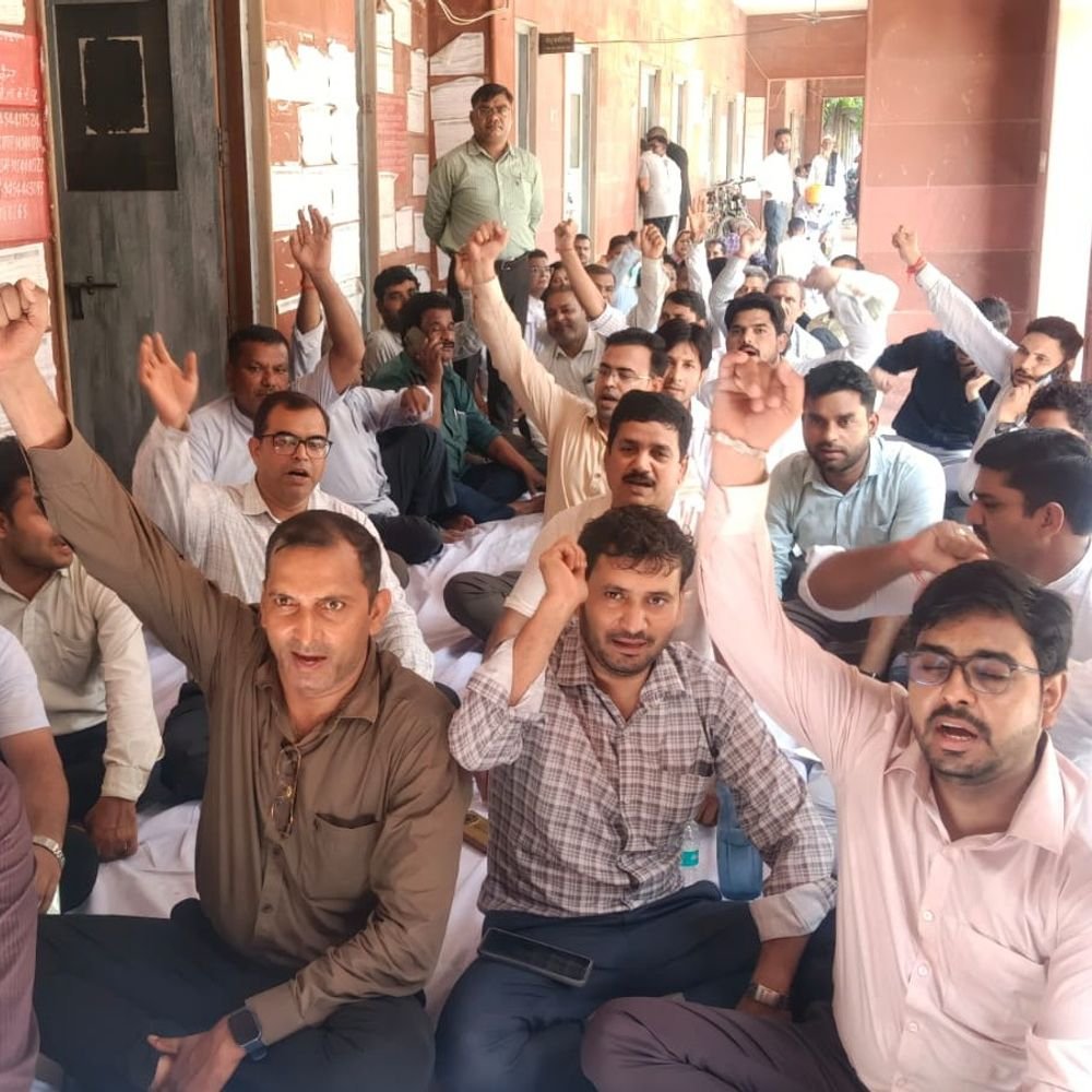 लेखपालों ने काम बंद करने की चेतावनी दी:ऑनलाइन काम बढ़ने के बावजूद नहीं मिले संसाधन, प्रदेशभर में करेंगे कार्य बहिष्कार