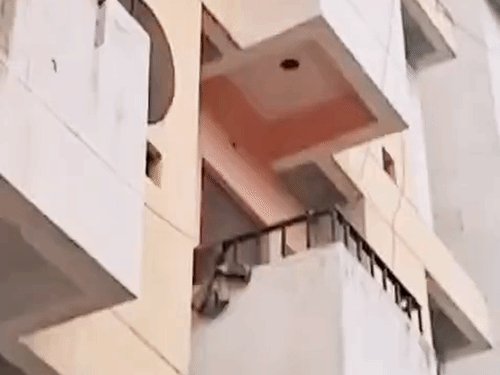 प्रयागराज सेक्स रैकेट केस में एडीए चौकी इंचार्ज सस्पेंड:अपार्टमेंट में ज्वेलर की मौत के समय मौके पर मौजूदगी को लेकर भी सवाल