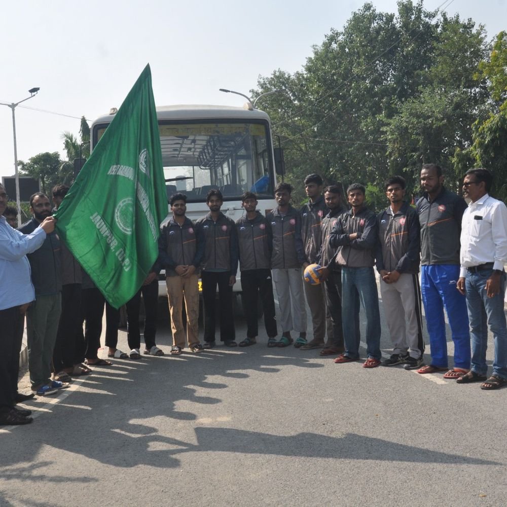 पूविवि की पुरुष वालीबाल टीम अंतर-विश्वविद्यालयीय प्रतियोगिता के लिए रवाना:कुलपति ने हरी झंडी दिखाकर दी शुभकामनाएं, मुकाबला कोलकाता में होगा