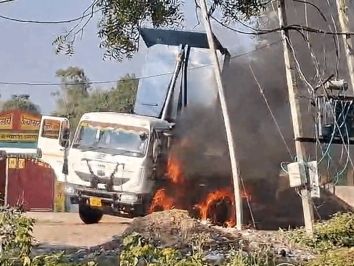 सीतापुर में हाईटेंशन लाइन से टकराया डंपर, चालक झुलसा:मिट्टी उतारते समय हुआ हादसा, अस्पताल में भर्ती कराया