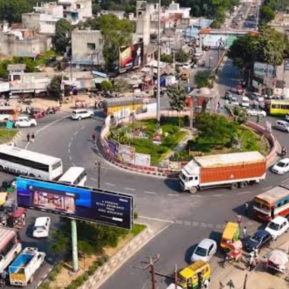 बुलंदशहर में 17 करोड़ से चौड़ी होगी लाइफलाइन सड़क:PWD ने 50 से ज्यादा निर्माणों पर लगाई रेड मार्किंग; जल्द चलेगा ध्वस्तीकरण अभियान