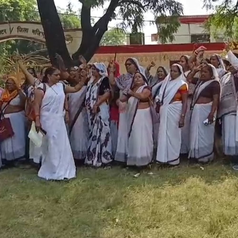 एटा में आशा कार्यकत्रियों ने डीएम को ज्ञापन दिया:सरकारी कर्मचारी घोषित करने, वेतन बढ़ाने की मांग