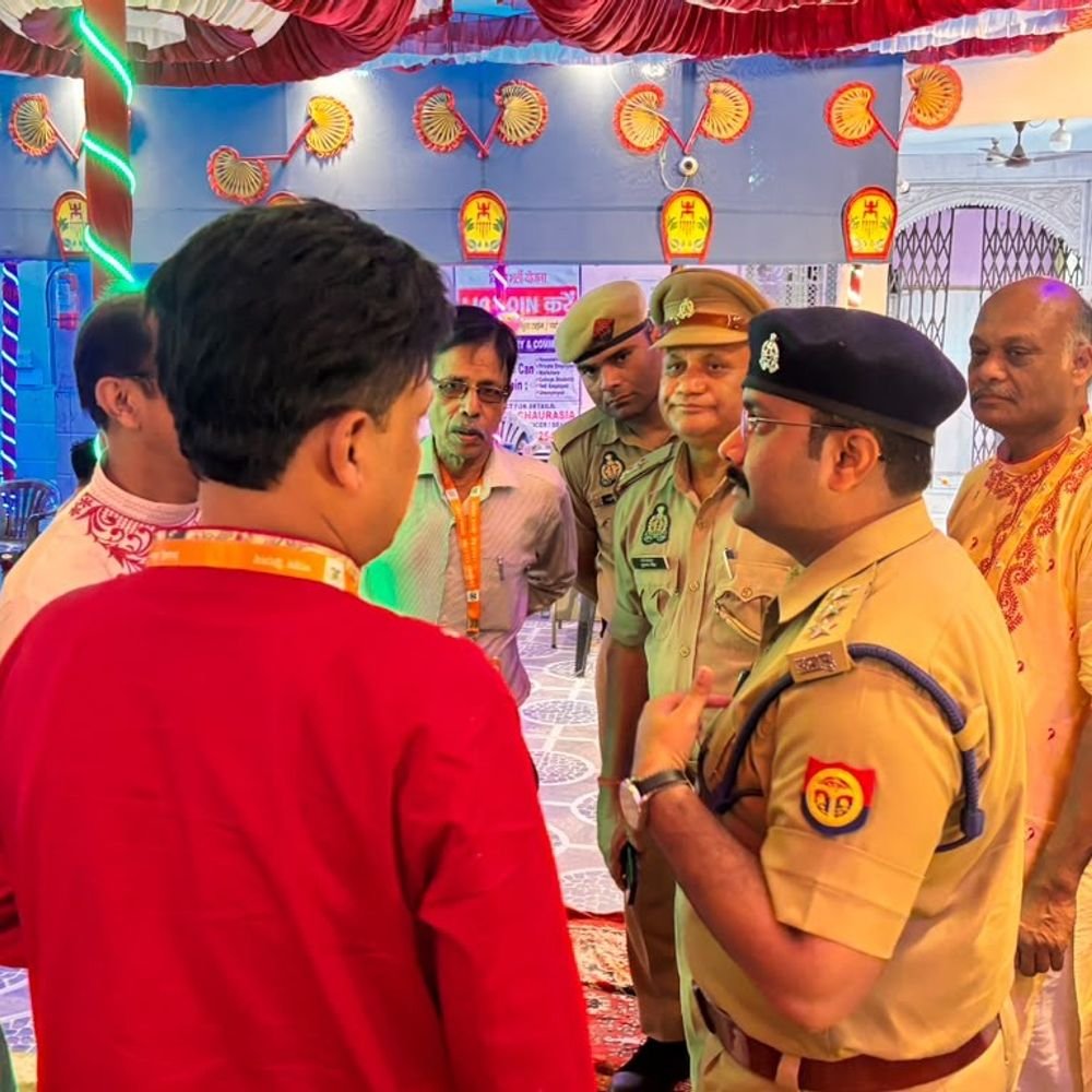 गाजियाबाद में दुर्गा पूजा पंडालों में सुरक्षा देखने उतरी पुलिस:पुलिस कमिश्नर ने ACP और थाना प्रभारियों को लगाई फटकार, 3 जोन और 9 सेक्टर बनाए