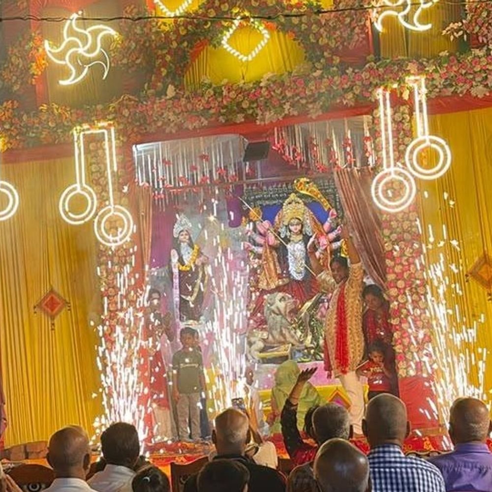 देवरिया में मां दुर्गा प्रतिमा स्थापित:रुद्रपुर की 16 वर्ष पुरानी परंपरा, दर्शन करने पहुंचे आसपास के ग्रामीण