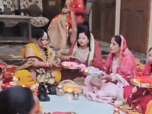 श्रावस्ती में पंजाबी समाज की महिलाओं ने मनाया करवाचौथ:सोलह श्रृंगार कर कथा सुनकर पति की लंबी उम्र की कामना की