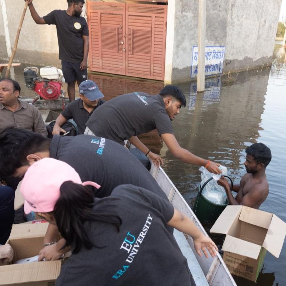एरा युनिवर्सिटी ने बाढ़ प्रभावितों को नाव से पहुंचाई मदद:खाद्य सामग्री, दवाएं और सोलर लाइट बांटीं; एक सप्ताह से आधा दर्जन से अधिक गांवों में अभियान जारी