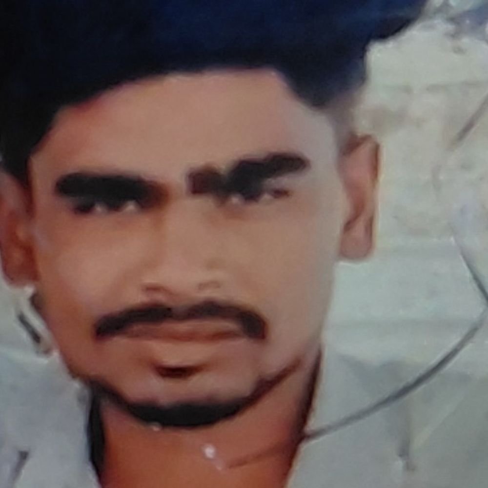 फर्रुखाबाद में खंभे से टकराई बाइक, युवक की मौत:एटा से दावत खाकर लौट रहे थे तीन दोस्त, 2 घायल