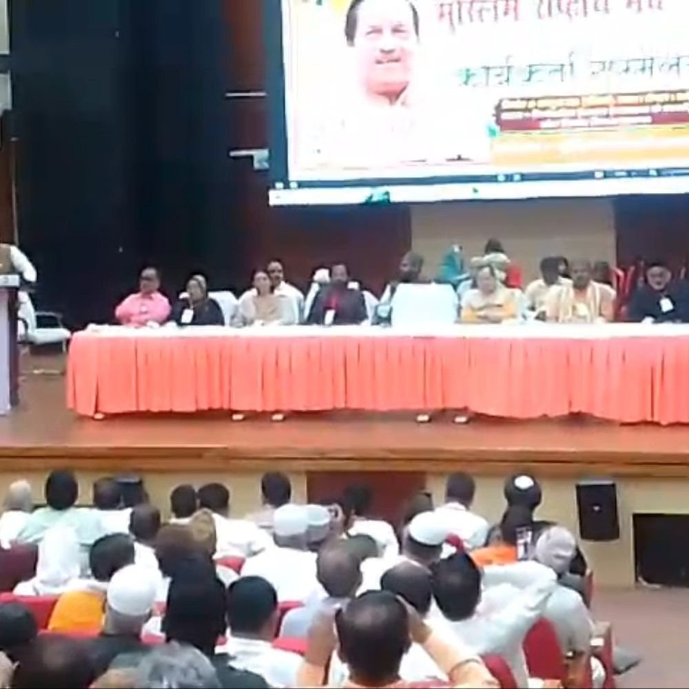 लखनऊ में मुस्लिम राष्ट्रीय मंच का कार्यक्रम:शाहिद अख्तर बोले- आधी रोटी खाइए, लेकिन बच्चों को जरूर पढ़ाइए