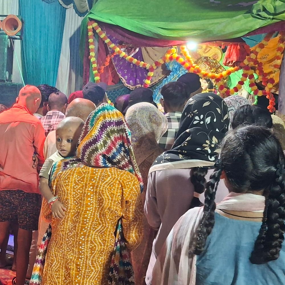फतेहपुर के दुर्गा पंडालों में जागरण कार्यक्रम:सेमरहटा का पुरवा सजा दरबार, चंद्रघंटा पूजन बाद भक्तों को प्रसाद