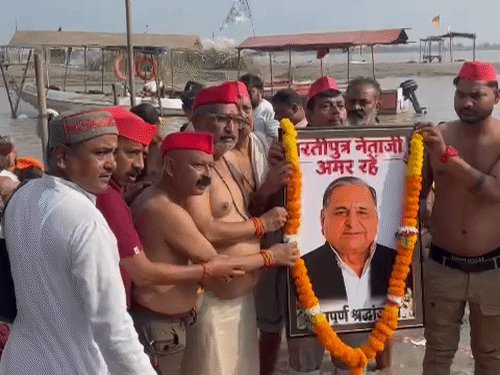सपा कार्यकर्ताओं ने गंगा घाट पहुंच किया पितृ विसर्जन:मुलायम सिंह की पुण्यतिथि पर दी श्रद्धांजलि, MLA अमिताभ पहुंचे डफरिन अस्पताल