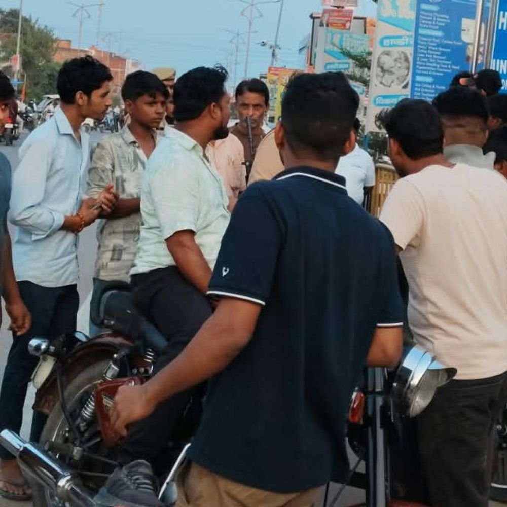 महराजगंज में दो बाइकों की टक्कर:जिला उद्योग चौराहे के पास पतरेगवा निवासी गंभीर घायल