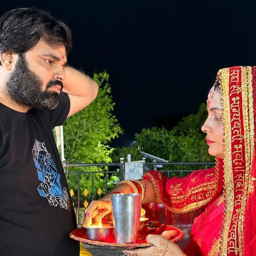 सीतापुर में श्रद्धा से मना करवा चौथ:बादलों के बीच 10 मिनट दिखा चांद, महिलाओं ने अर्घ्य देकर खोला व्रत