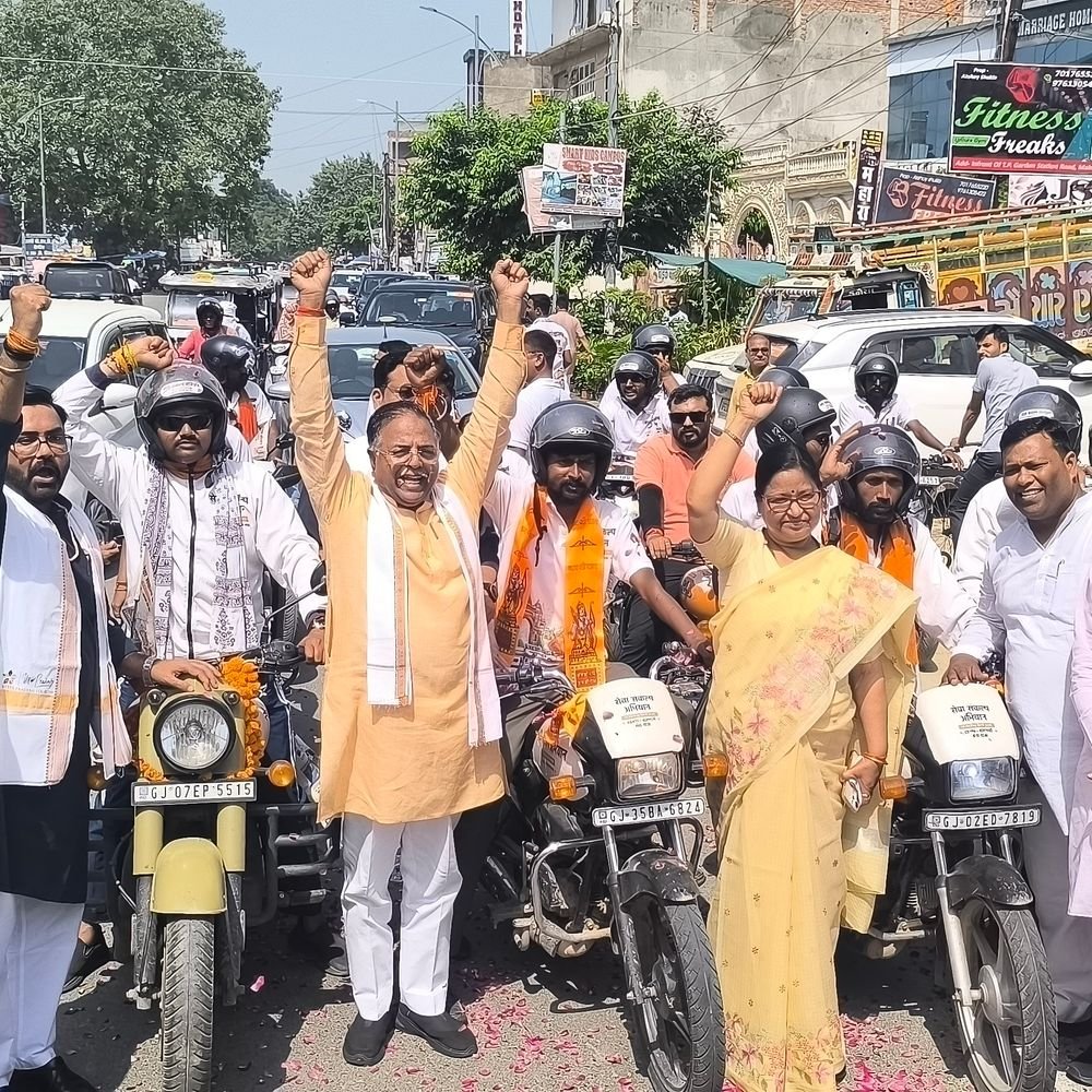सेवा संकल्प यात्रा मैनपुरी से किशनी-कुसमरा के लिए रवाना:राज मैरिज होम में किया रात्रि विश्राम, 25 बाइकों पर 50 लोग शामिल