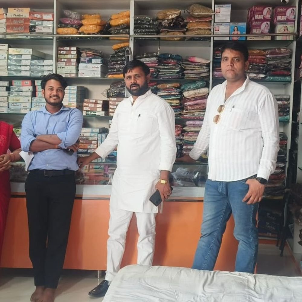 वाराणसी में व्यापारियों से मिले पार्टी पदाधिकारी:राष्ट्रीय अध्यक्ष संग पहुंचे विभिन्न क्षेत्रों में, व्यापारिक मुद्दों पर किया जनसंपर्क