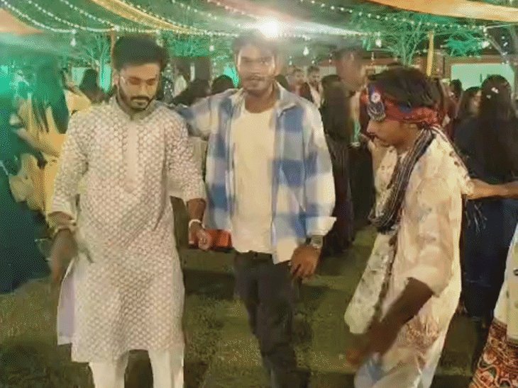 डांडिया नाइट में पारंपरिक परिधानों में शामिल हुए छात्र-छात्राएं:लखनऊ में दीप प्रज्वलित कर हुआ शुभारंभ, प्रतिभागियों ने उत्साह से भाग लिया