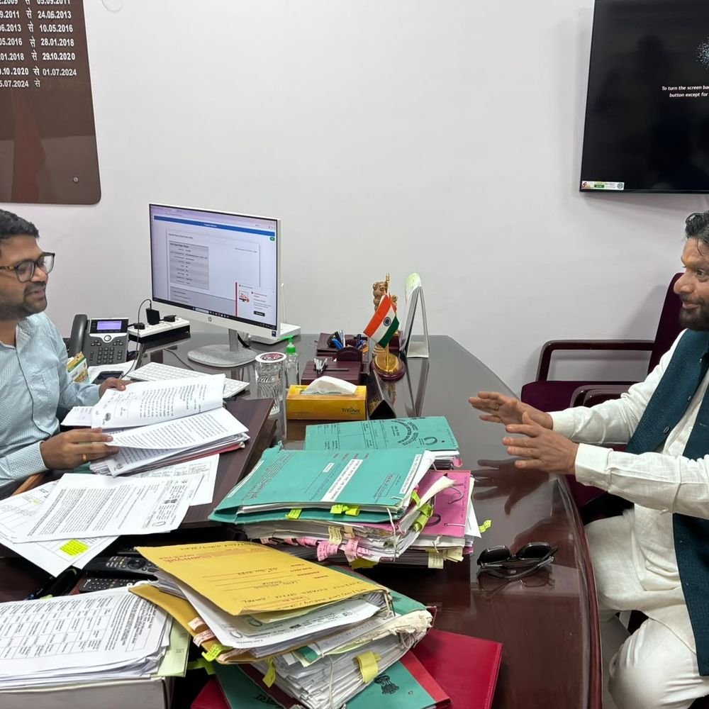 झांसी के मढ़िया मंदिर वासियों का मुद्दा भोपाल में उठा:पूर्व केंद्रीय मंत्री प्रदीप जैन आदित्य पहुंचे रक्षा संपदा के अधिकारियों के पास, मकान गिराने का है नोटिस