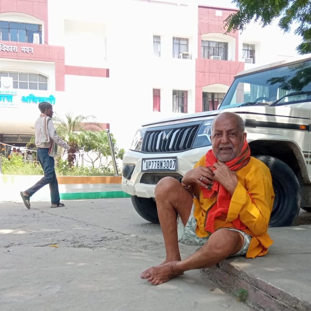 बुजुर्ग पेंशन के लिए रेंगते हुए पहुंचा विकास भवन:घर गिरने से पत्नी की हुई थी मौत, बेटी की शादी के बाद अकेले हुए बुजुर्ग; सत्यापन में खामी से अटकी पेंशन