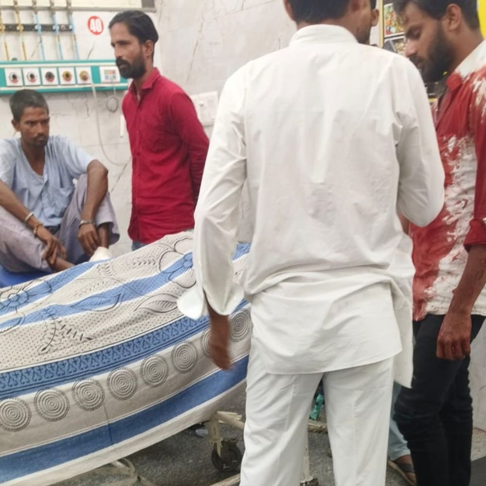 लखनऊ में युवक के गले पर चाकू से किया वार:अम्बेडकर पार्क के पास की घटना, ट्रॉमा सेंटर में तोड़ा दम