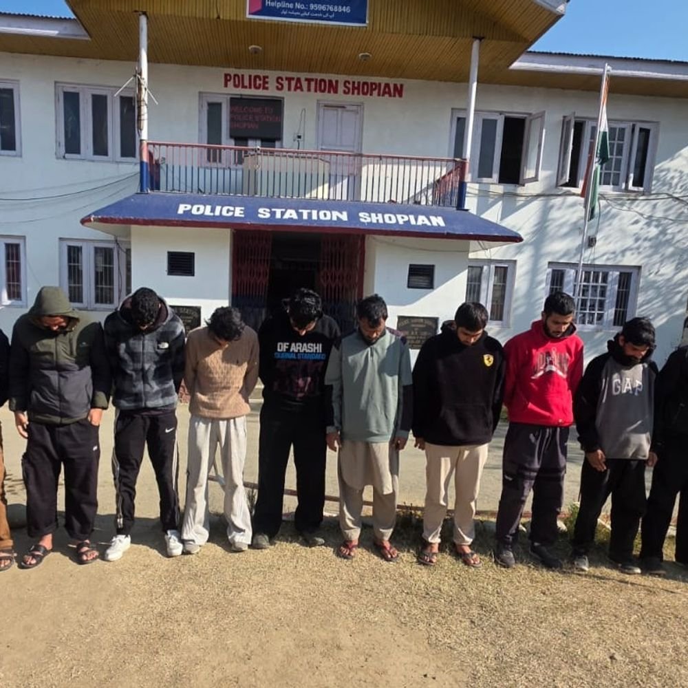 जम्मू-कश्मीर में लश्कर-TRF से जुड़े 10 सदस्य गिरफ्तार:लोगों से पैसे जुटाकर आतंकियों तक पहुंचाते थे; जेलों में बंद आतंकियों के भी संपर्क में थे