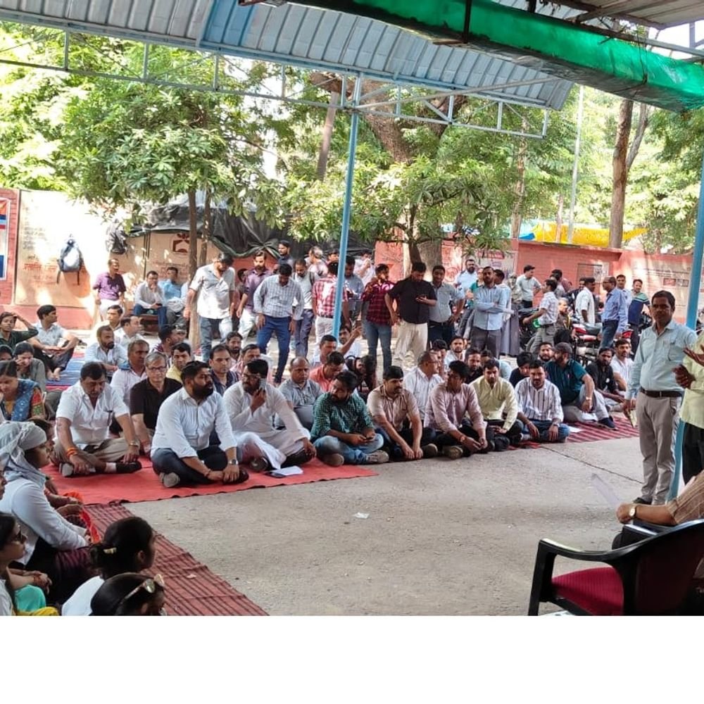 मथुरा में NHM कर्मचारियों का धरना जारी, पूर्व विधायक पहुंचे:श्याम सुंदर शर्मा ने लखनऊ तक मांगें पहुंचाने का दिया आश्वासन, नियमितीकरण की मांग