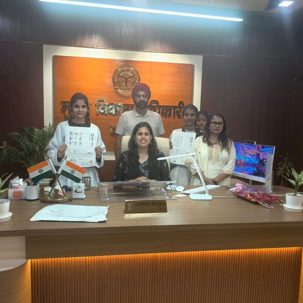 बालिकाओं को आत्मरक्षा का प्रशिक्षण:सीडीओ ने दो खिलाड़ियों को ब्लैक बेल्ट पहनाकर किया सम्मानित