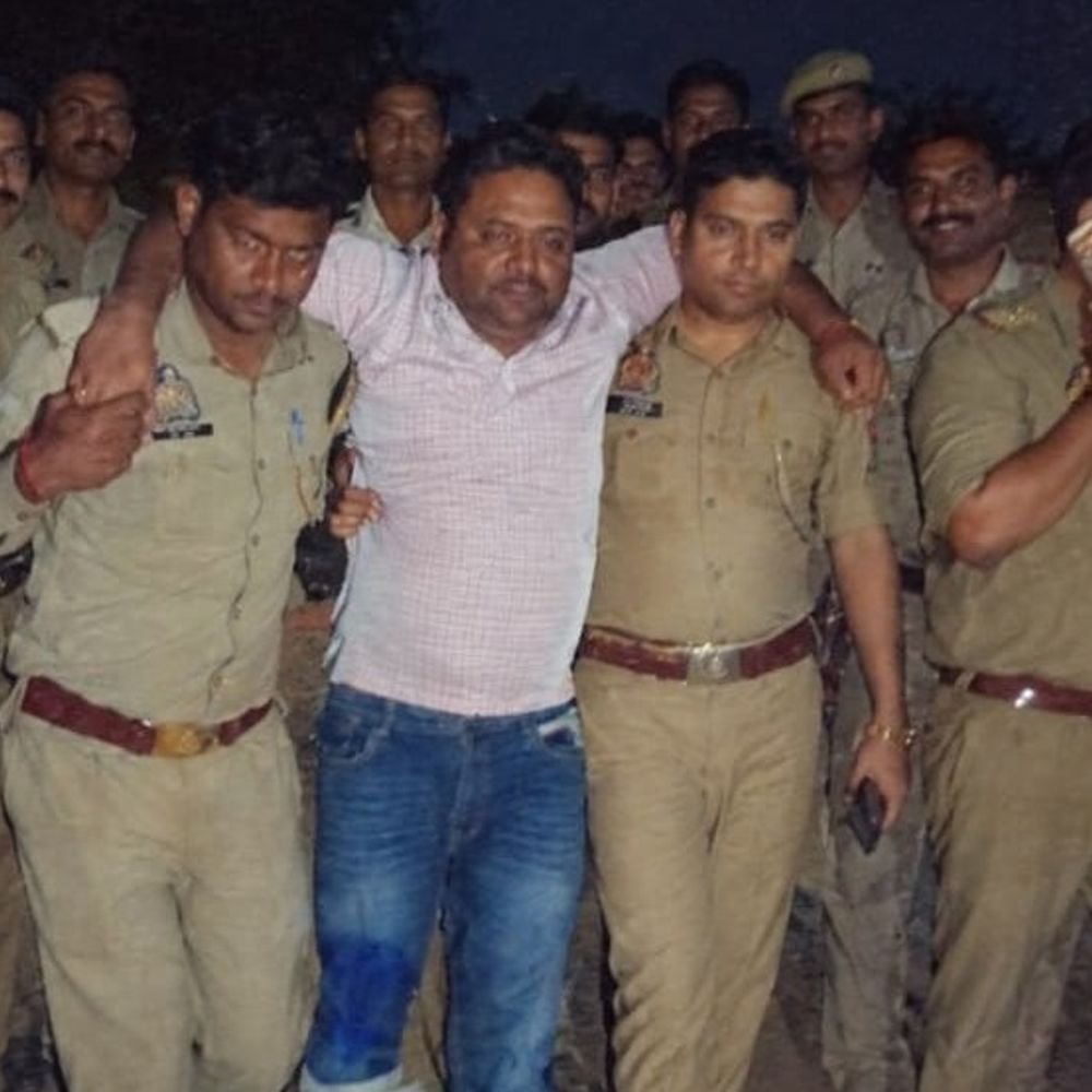 रोहतास हत्याकांड के दो आरोपी मुठभेड़ में गिरफ्तार:एक के दाहिने पैर में गोली लगी, पुलिस ने तमंचा, कारतूस और बाइक जब्त की