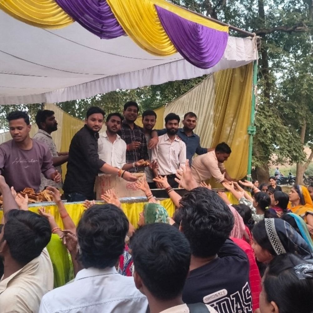 कोंच में नवरात्रि पर सेवा:नवरात्रि की सप्तमी पर बिजली विभाग ने कराया भंडारा, श्रद्धालुओं ने ग्रहण किया प्रसाद