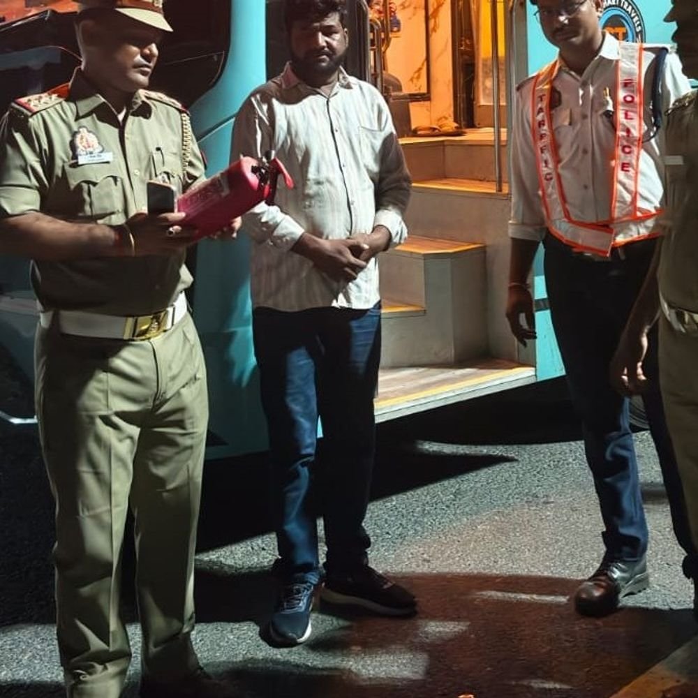 कानपुर देहात में आधी रात स्लीपर बसों की चेकिंग:रोडवेज बसें भी जांच के दायरे में, खामियों पर चालान