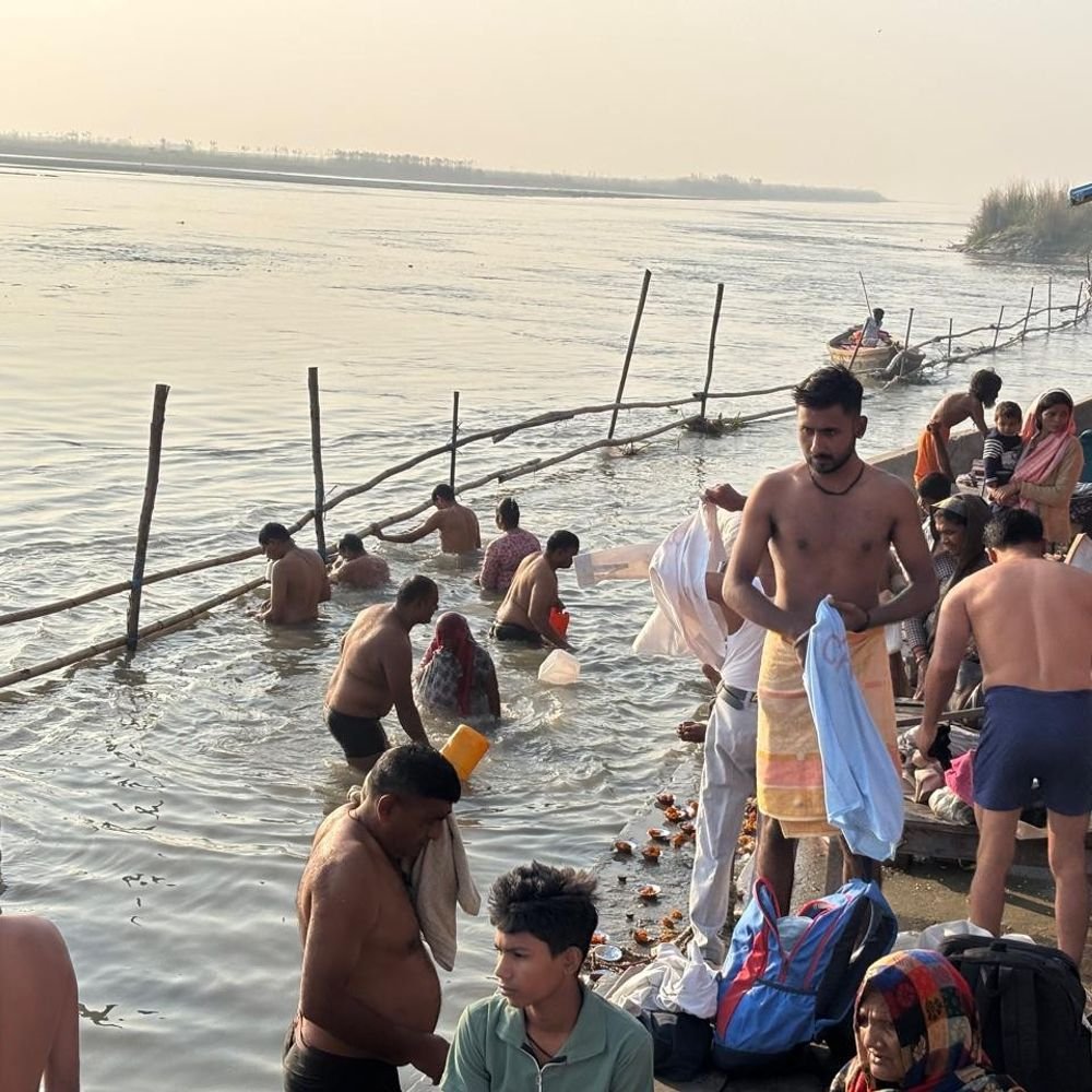 अनूपशहर के गंगा घाटों पर उमड़ी भीड़:शरद पूर्णिमा पर गंगा स्नान को पहुंचे हजारों श्रद्धालु, प्रशासन रहा सतर्क