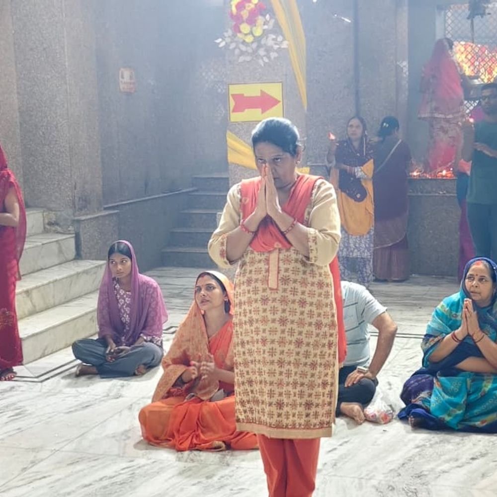 उन्नाव में माँ चंद्रघंटा के दर्शन को उमड़ी भीड़:नवरात्र के तीसरे दिन मंदिरों में सुबह से लगी भक्तों की लाइन, सुरक्षा के लिए पुलिस तैनात