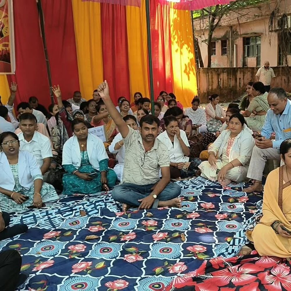मऊ में 1200 NHM संविदा कर्मचारियों का धरना:15 साल की सेवा के बाद भी नियमितीकरण नहीं, समान वेतन की मांग
