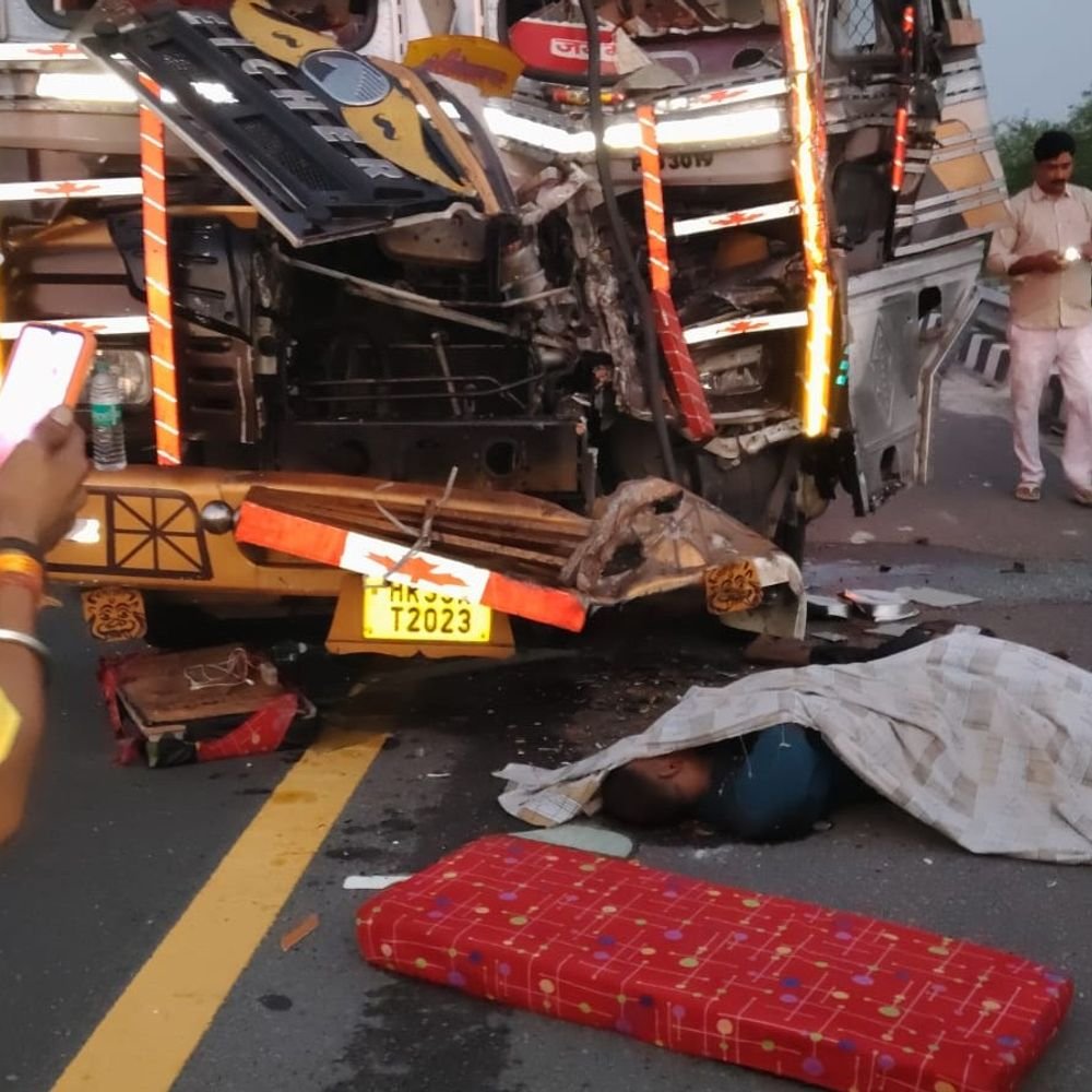 खड़ी डबल डेकर बस में ट्रक ने मारी टक्कर:बाराबंकी में 2 बस चालकों की मौत, 4 यात्री गंभीर घायल, 3 रेफर