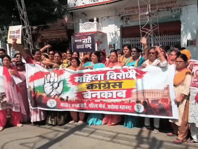 अयोध्या में कांग्रेस कार्यालय का घेराव:सांसद पर यौन उत्पीड़न के आरोप, कांग्रेस की चुप्पी पर भड़कीं भाजपाई महिलाएं