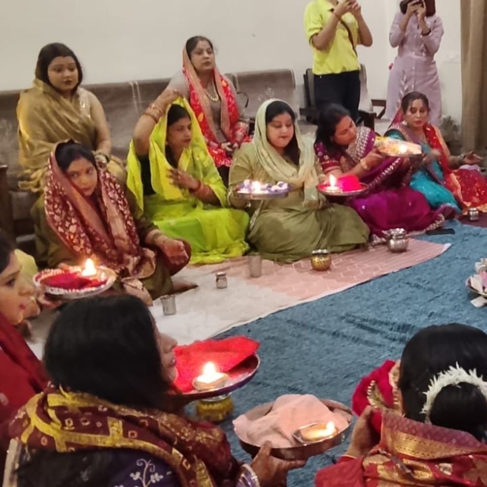 देवरिया में करवा चौथ पर महिलाओं ने रखा निर्जला व्रत:चलनी से चंद्रमा और पति के दर्शन किए, मांगी सुखी वैवाहिक जीवन की कामना