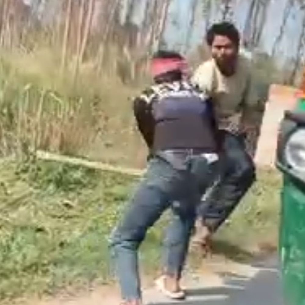 देवरिया में ड्राइवर को घेरकर पीटा, VIDEO:युवकों ने लाठी-डंडों से मारा, रंगदारी मांगी; 8 नामजद समेत 13 पर केस