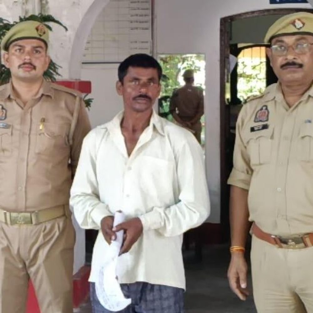 पत्नी की हंसिया मारकर हत्या करने वाला पति गिरफ्तार:निशानदेही पर हत्या में इस्तेमाल हंसिया और खून से सने कपड़े बरामद