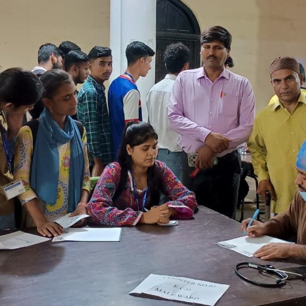 बरेली कॉलेज में 935 लोगों की मुफ्त स्वास्थ्य जांच हुई:'सेवा संकल्प अभियान' के तहत लगा शिविर, डॉक्टरों ने दी दवाएं और सलाह