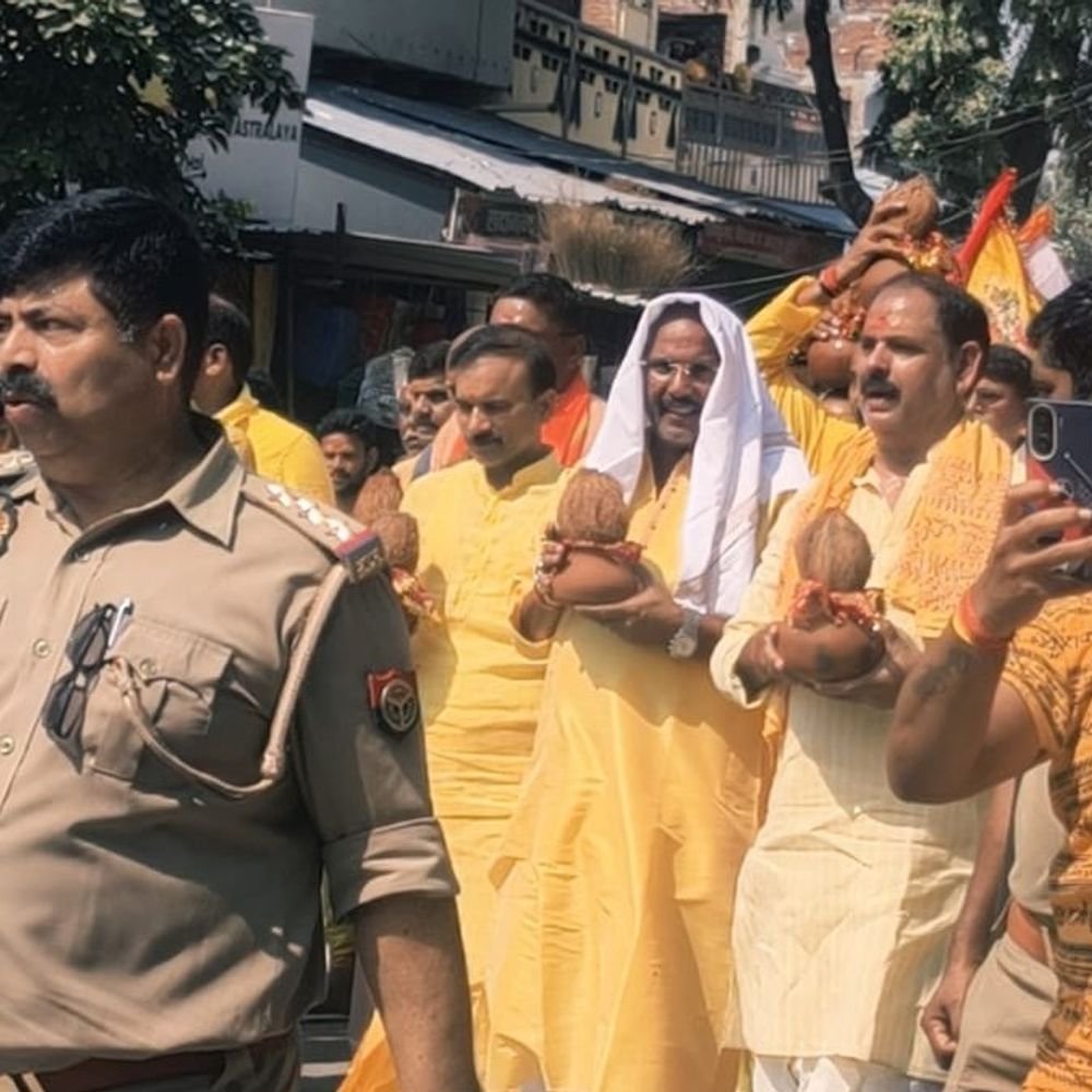 चंदौली में श्रीराम कथा से पहले निकली भव्य कलश यात्रा:कथावाचक राजन जी महाराज सुनाएंगे कथा; विधायक, ब्लॉक प्रमुख पत्नियों संग हुए शामिल