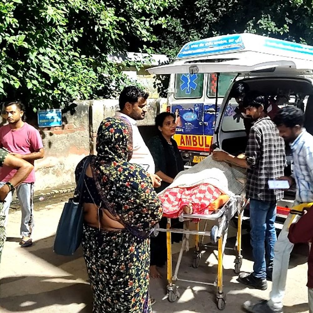 एटा में संदिग्ध हालात में गर्भवती महिला की मौत:पति ने पोस्टमार्टम से इनकार किया, शव लेकर गांव लौटे परिजन