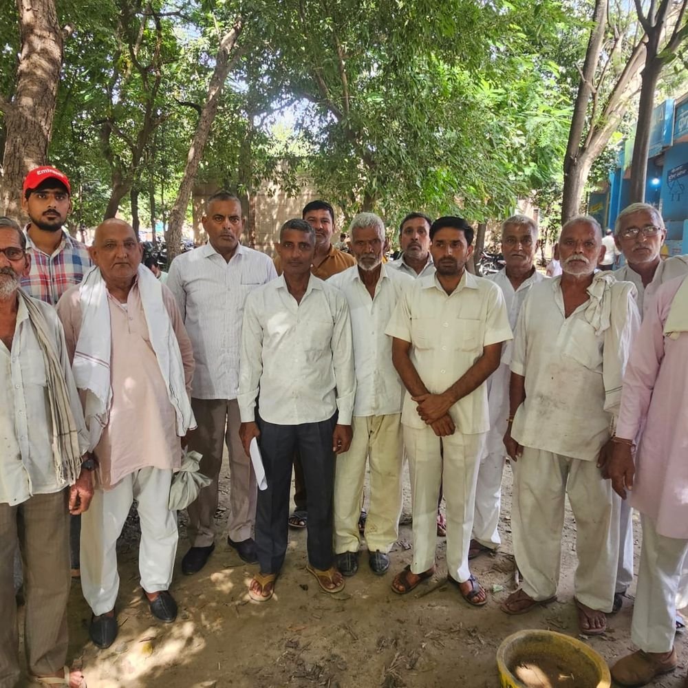 बागपत में किसानों ने अधिग्रहित जमीन के मुआवजे की मांग:बागपत-मुरादनगर रोड के लिए ली गई जमीन, पुनर्वास के लिए CM के नाम DM को ज्ञापन सौंपा