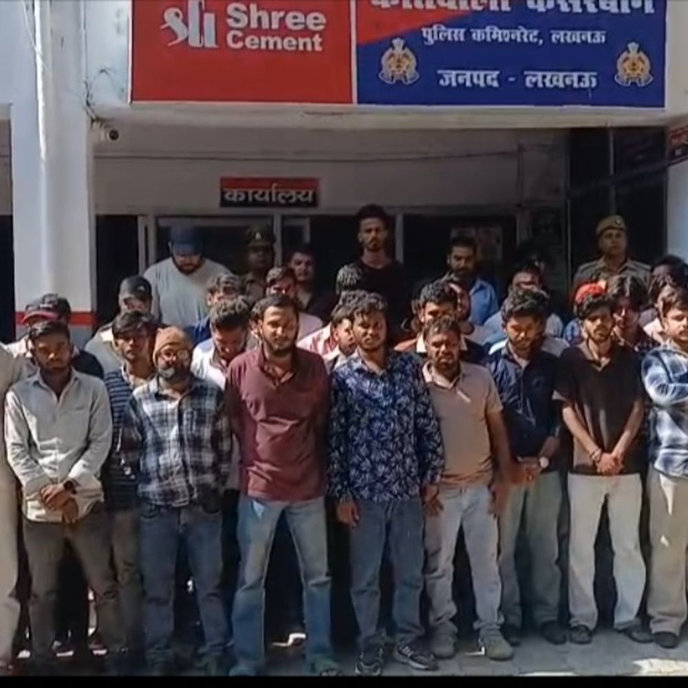 लखनऊ में कैफे पर छापा, 42 लोग पकड़े गए:14 हुक्के और 6 चिलम बरामद, संचालक समेत 3 आरोपी पीछे के रास्ते से भागे