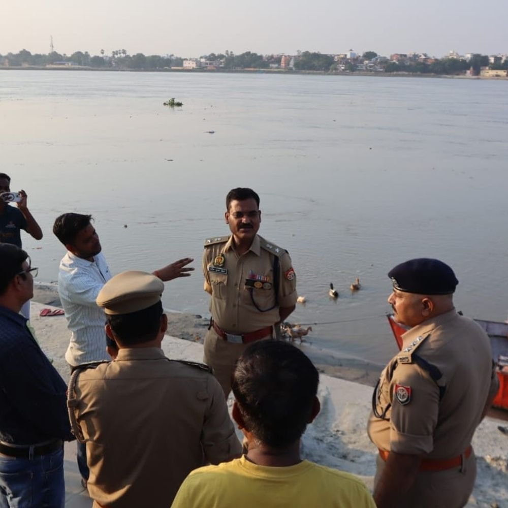 मऊ एसपी ने विसर्जन घाट का किया निरीक्षण:संवेदनशील स्थानों पर निगरानी बढ़ाने के निर्देश, अफवाहों पर ध्यान न देने की अपील