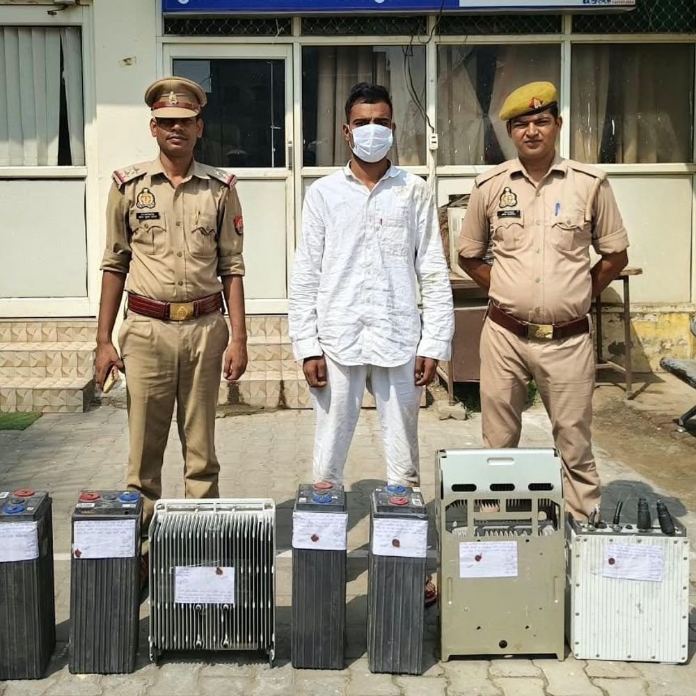 मोबाइल टावरों से उपकरण चोरी करने वाला शातिर चोर गिरफ्तार:दादरी पुलिस ने पकड़ा, 20 लाख के RRU और बैटरी मिली