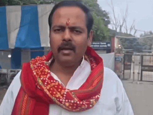 वाराणसी में स्नातक सपा प्रत्याशी का स्थानीय प्रशासन पर आरोप:बोले - चुनाव प्रभावित करने की हो रही साजिश, नहीं बताया जा रहा राउंडवार रिजल्ट