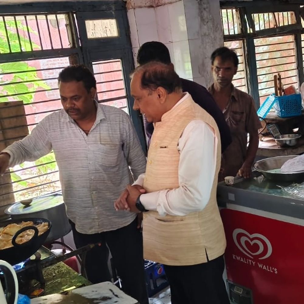 लखनऊ विश्वविद्यालय में विद्यार्थियों के बीच पहुंचे कुलपति:वाणिज्य विभाग के छात्रों से बातचीत की, व्यावहारिक ज्ञान से जोड़ने पर जोर दिया