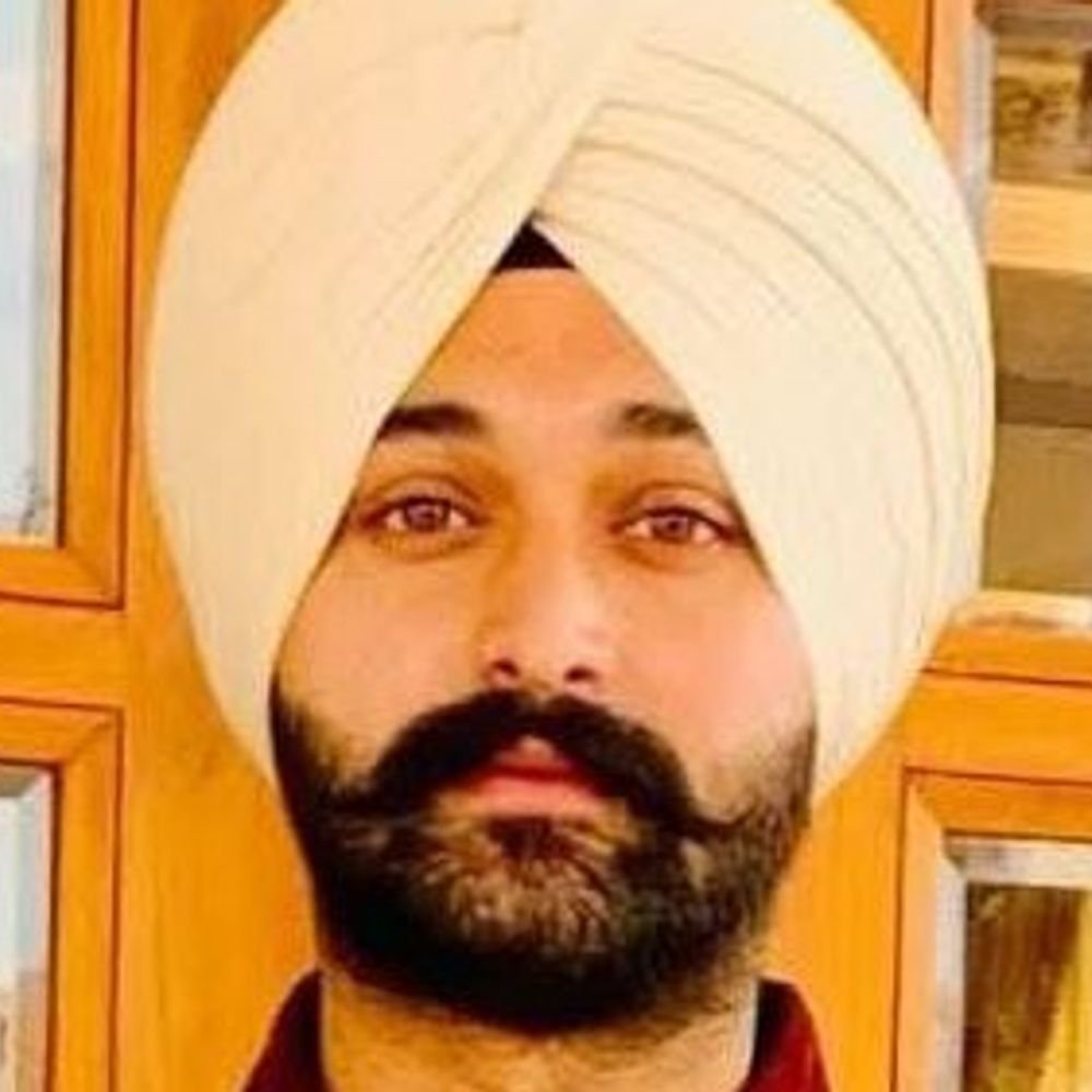 रामपुर में कारोबारी को मारी चार गोली, मौत:दुकान पर बैठा था; कार सवार दो बदमाशों ने की फायरिंग, एक साल पहले की थी लव मैरिज