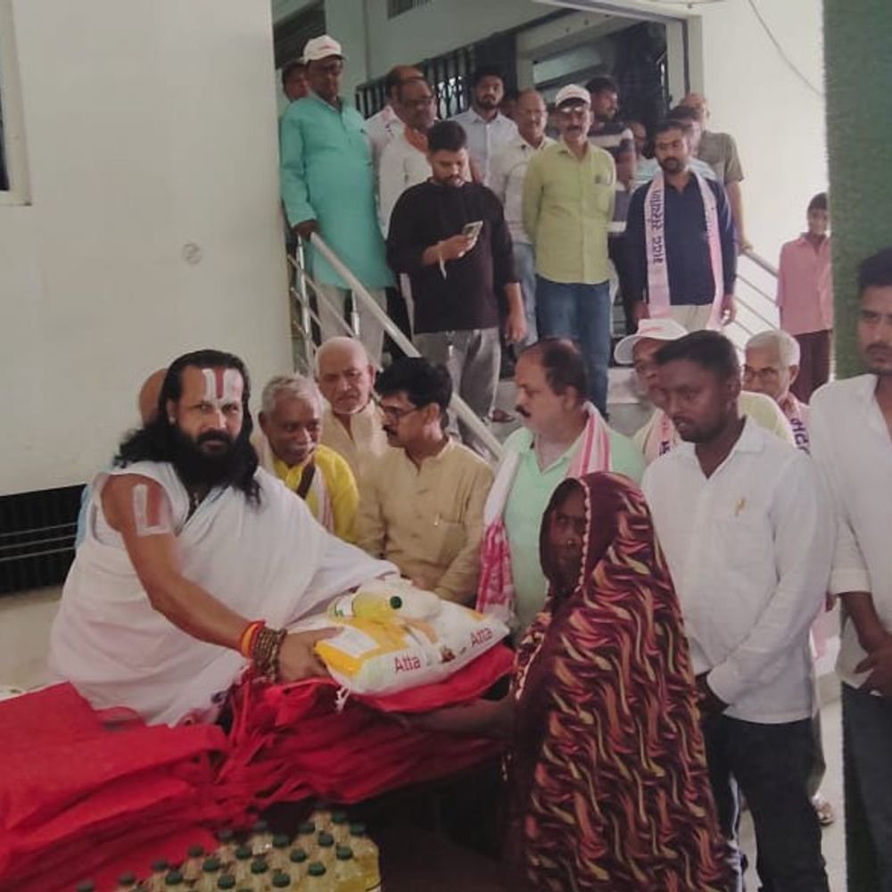 बलिया में मदद संस्थान की पहल:3 दर्जन जरूरतमंद महिलाओं को बांटे वस्त्र व खाद्य सामग्री